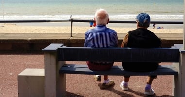 Personas mayores viendo el mar