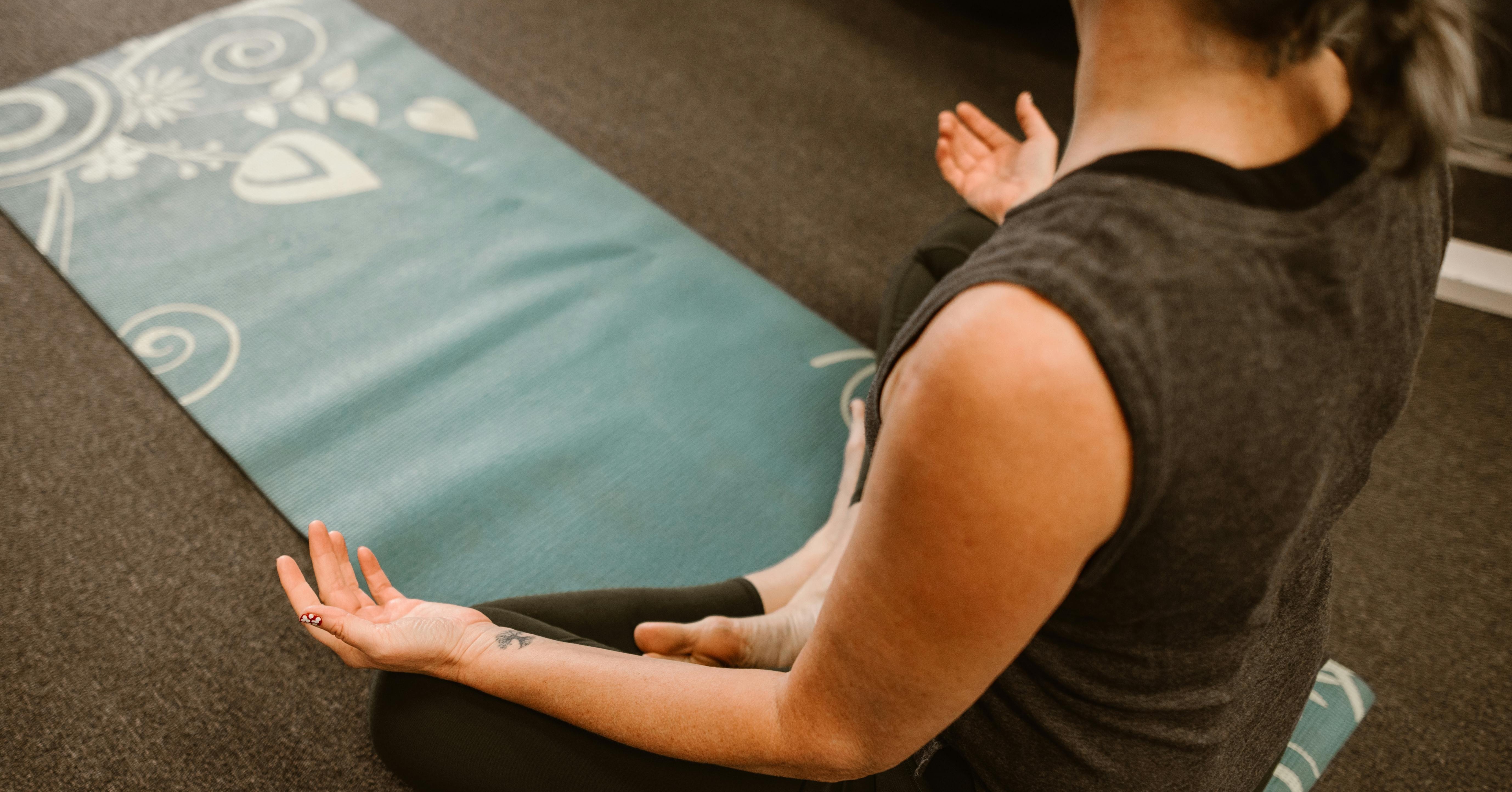Mujer en tapete de yoga meditando